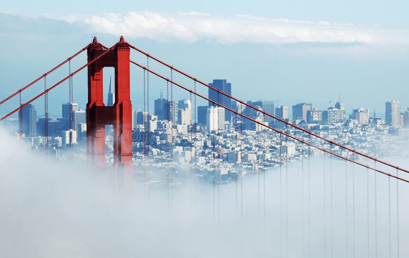 Ponticello di cancello dorato &amp; San Francisco sotto nebbia