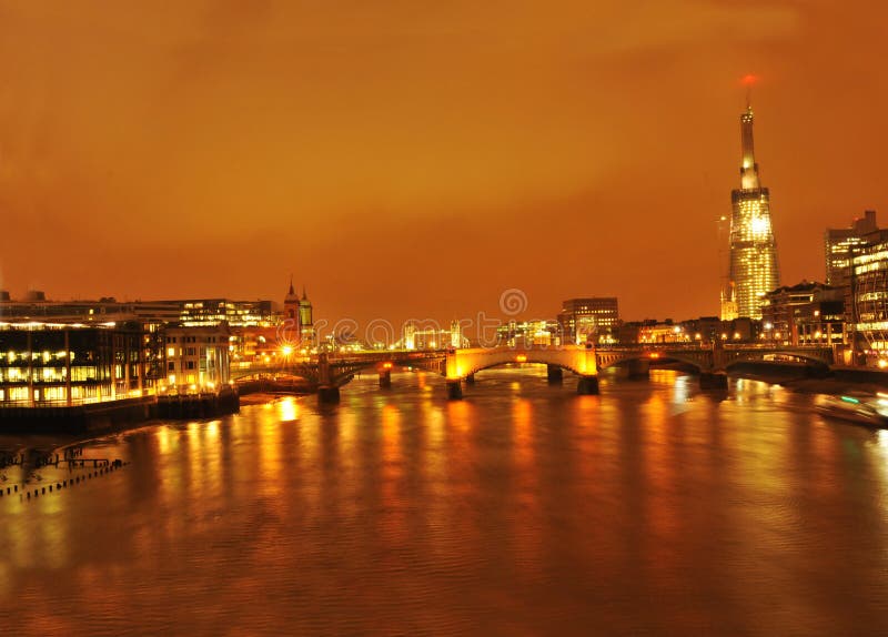 Ponticello di Londra del coccio entro la notte immagine stock Ponticello di Londra del coccio entro la notte immagine stock
