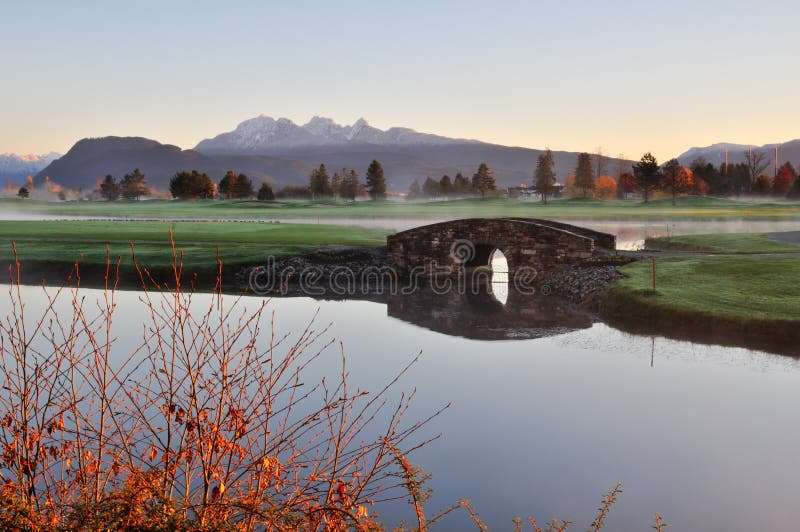 Ponticello di pietra sopra insenatura sul terreno da golf fotografia stock libera da diritti Ponticello di pietra sopra insenatura sul terreno da golf fotografia stock libera da diritti