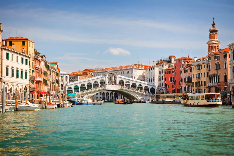 Ponticello di Rialto sopra il grande canale a Venezia
