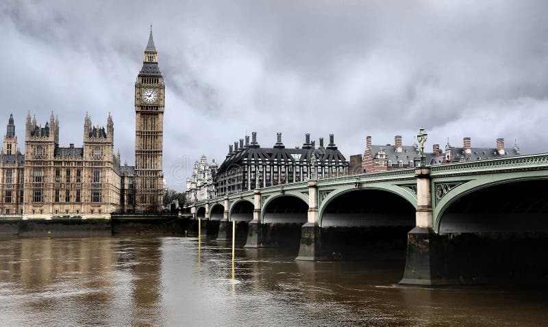 Ponticello di Westminster con grande Ben a Londra