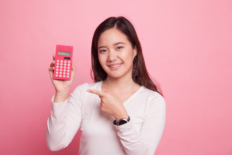 Ponto asiático da mulher à calculadora imagem de stock