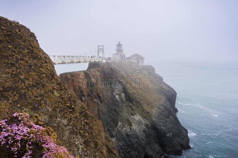 Ponto Bonita Lighthouse em um dia nevoento, Marin Headlands, área de San Francisco Bay, Califórnia foto de stock Ponto Bonita Lighthouse em um dia nevoento, Marin Headlands, área de San Francisco Bay, Califórnia foto de stock