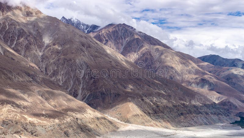 Ponto de vista de Thunderer, a estrada a mais alta da passagem do La de Khardung do mundo imagens de stock royalty free Ponto de vista de Thunderer, a estrada a mais alta da passagem do La de Khardung do mundo imagens de stock royalty free