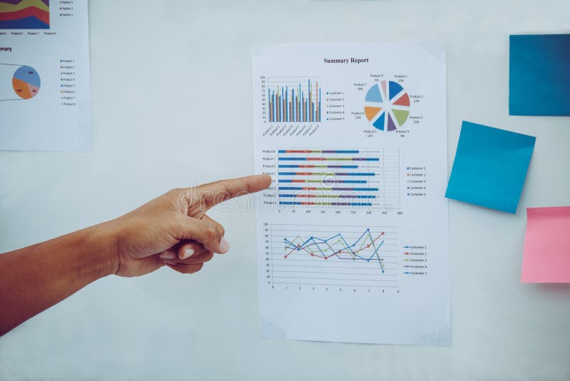 Ponto do gerente ao relatório de venda como o gráfico a bordo para apresentar o resultado fotos de stock Ponto do gerente ao relatório de venda como o gráfico a bordo para apresentar o resultado fotos de stock