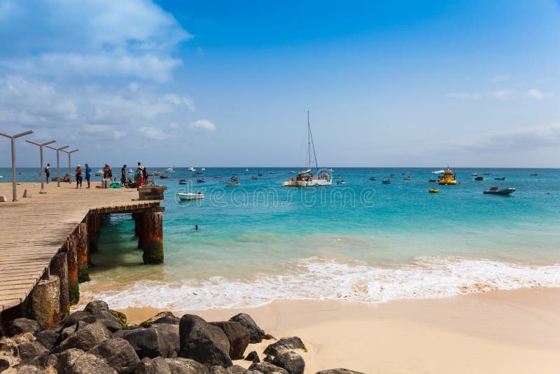 Pontone della spiaggia di Santa Maria nell'isola Capo Verde - Cabo Verde del sal fotografia stock Pontone della spiaggia di Santa Maria nell'isola Capo Verde - Cabo Verde del sal fotografia stock