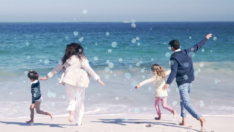 Pontos de luz branca em movimento com a família na praia