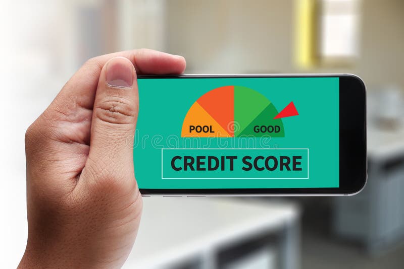 PONTUAÇÃO DE CRÉDITO (homem de negócios Checking Credit Score em linha e Fina