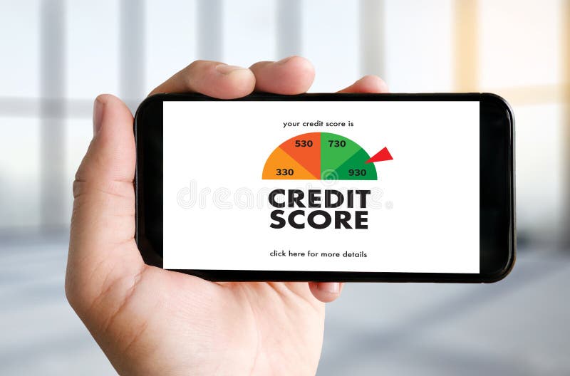 PONTUAÇÃO DE CRÉDITO (homem de negócios Checking Credit Score em linha e Finan