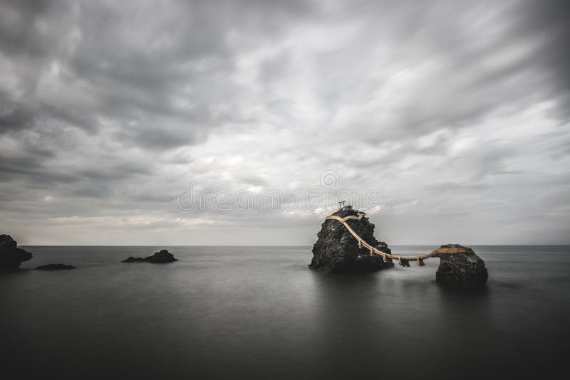 ponura sceneria świętych skał na środku oceanu w Mie-Prefecture, Japonia