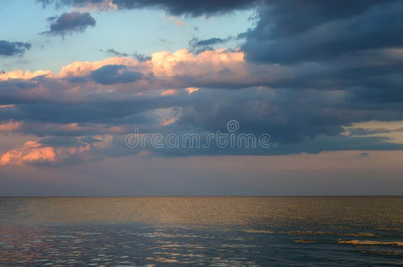 Ponury niebo nad morzem, horyzontu spokój fotografia royalty free Ponury niebo nad morzem, horyzontu spokój fotografia royalty free