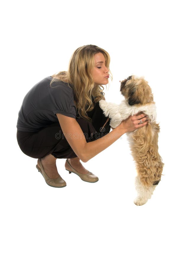 Giovane donna amorevole e giocando con il suo cane.