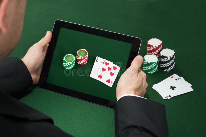 Pookhand met Digitale Tablet die Chips And Cards tonen royalty-vrije stock fotografie Pookhand met Digitale Tablet die Chips And Cards tonen royalty-vrije stock fotografie