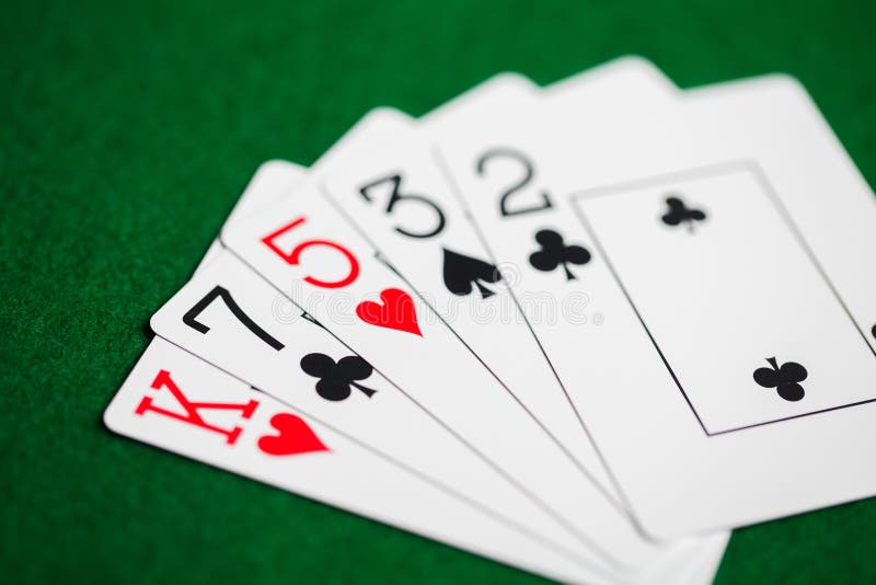 Pookhand van speelkaarten op groene casinodoek royalty-vrije stock afbeelding Pookhand van speelkaarten op groene casinodoek royalty-vrije stock afbeelding