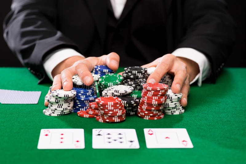 Pookspeler met kaarten en spaanders bij casino royalty-vrije stock foto Pookspeler met kaarten en spaanders bij casino royalty-vrije stock foto