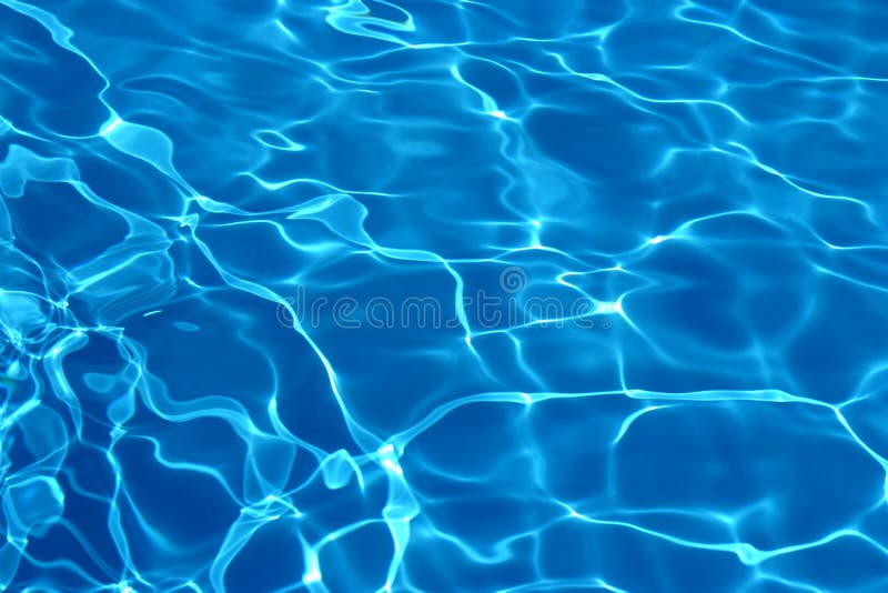 Ondulate blu piscina di acqua che riflette il cielo