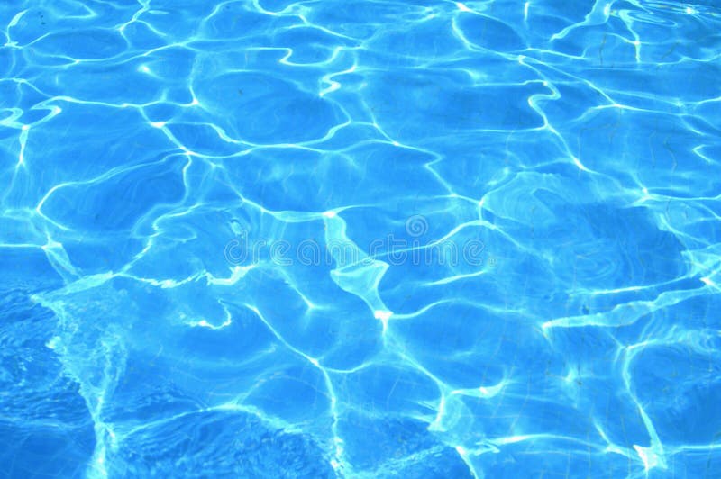 L'acqua della piscina con riflessi blu.