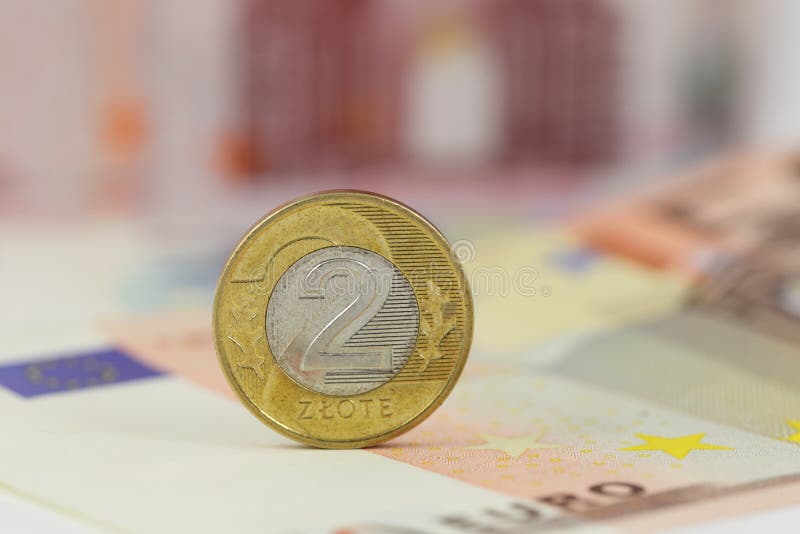 Pools muntstuk 2 zloty over Euro bankbiljetten Het geld van Polen en de EU- stock foto's Pools muntstuk 2 zloty over Euro bankbiljetten Het geld van Polen en de EU- stock foto's