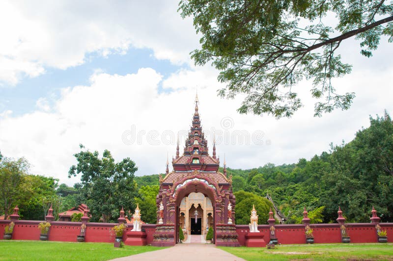 Poort en omheining in tempel royalty-vrije stock afbeeldingen Poort en omheining in tempel royalty-vrije stock afbeeldingen