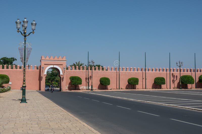 Poort in oude stadsmuren, medina van Marrakech, Marokko stock afbeeldingen Poort in oude stadsmuren, medina van Marrakech, Marokko stock afbeeldingen