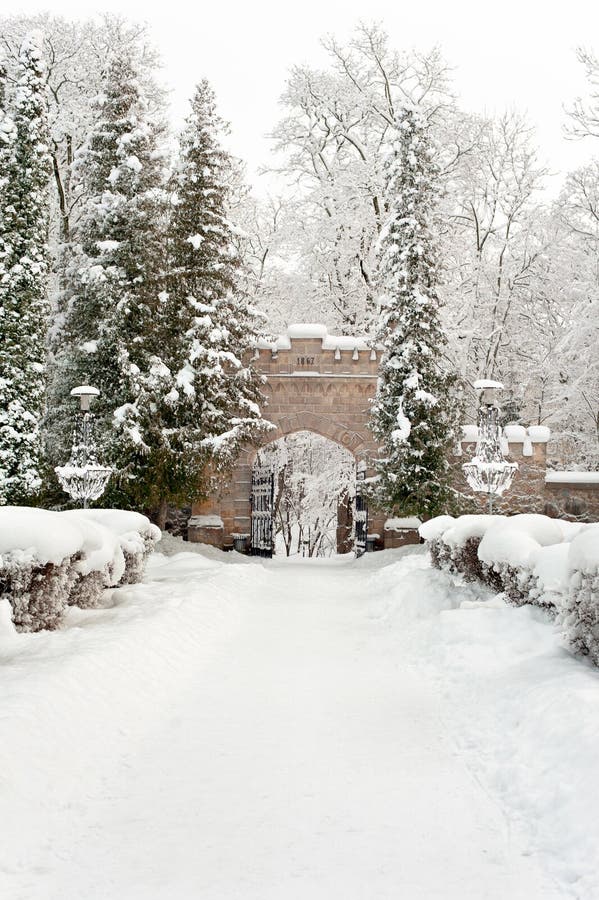 Poorten van koninklijk die paleis in Sigulda met de wintersneeuw wordt behandeld stock afbeelding Poorten van koninklijk die paleis in Sigulda met de wintersneeuw wordt behandeld stock afbeelding