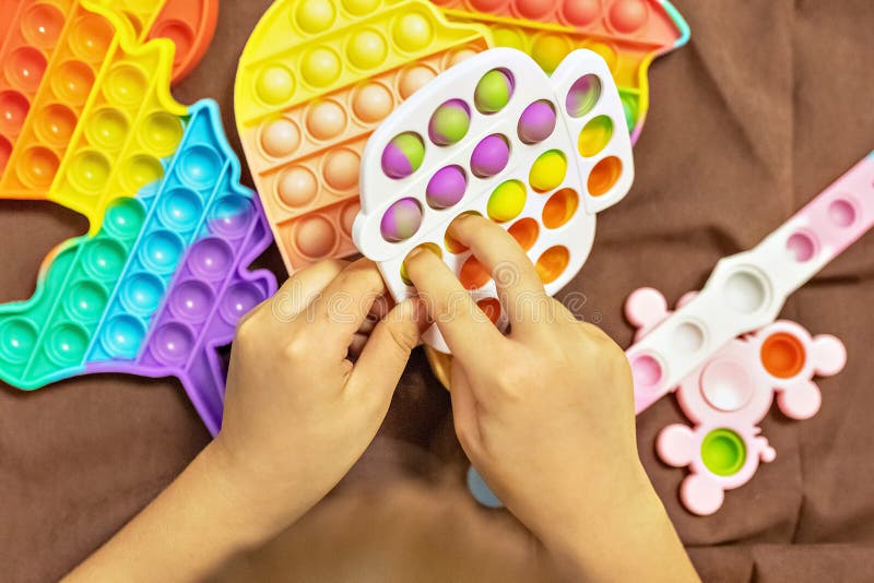 Pop C'est Un Jouet Anti-stress Multicolore Dans Les Mains Des