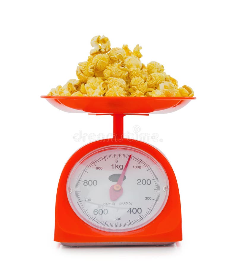 Popcorn auf Rot wiegen die Skalen, die auf weißem Hintergrund lokalisiert werden lizenzfreies stockfoto Popcorn auf Rot wiegen die Skalen, die auf weißem Hintergrund lokalisiert werden lizenzfreies stockfoto