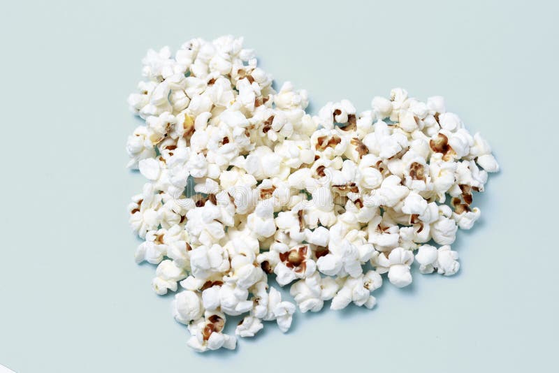 Popcorn breitete in Form einer Herznahaufnahme, Draufsicht aus lizenzfreies stockbild Popcorn breitete in Form einer Herznahaufnahme, Draufsicht aus lizenzfreies stockbild