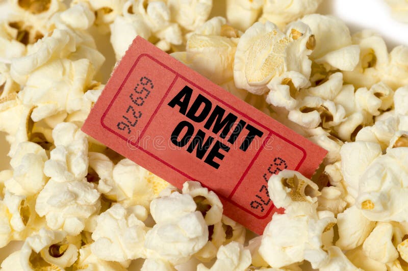 Popcorn con la fine rossa del biglietto su immagini stock libere da diritti Popcorn con la fine rossa del biglietto su immagini stock libere da diritti