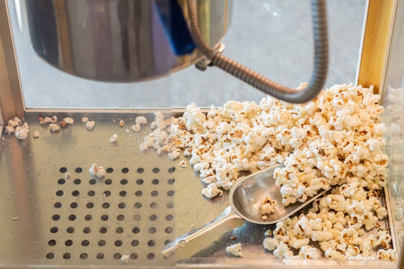 Popcorn in een doosmachine royalty-vrije stock fotografie Popcorn in een doosmachine royalty-vrije stock fotografie