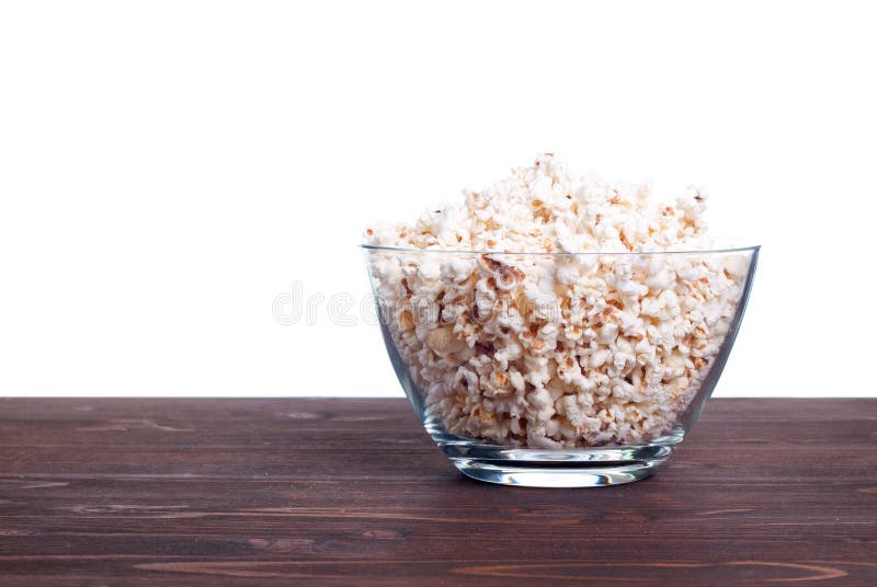 Popcorn i en kruka på tabellen som isoleras på vit bakgrund royaltyfria bilder Popcorn i en kruka på tabellen som isoleras på vit bakgrund royaltyfria bilder