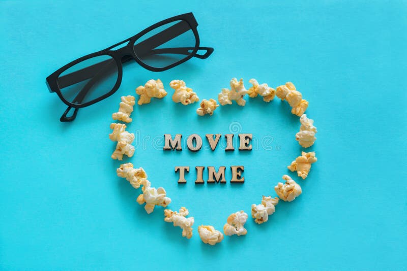 Popcorn nel cuore di forma, 3D vetri, il testo immagini stock Popcorn nel cuore di forma, 3D vetri, il testo immagini stock