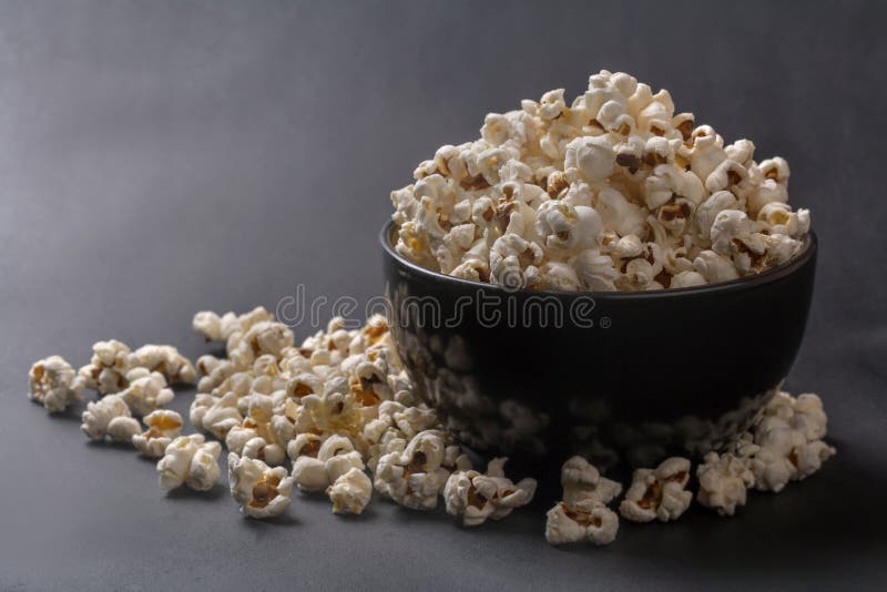 Popcorn in una ciotola immagine stock Popcorn in una ciotola immagine stock