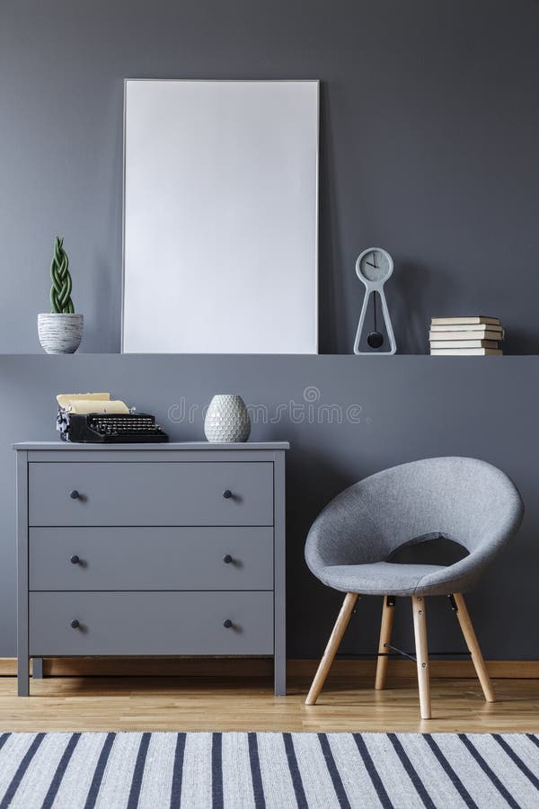 Popielaty karło obok gabineta w mieszkania wnętrzu z mockup obraz royalty free Popielaty karło obok gabineta w mieszkania wnętrzu z mockup obraz royalty free