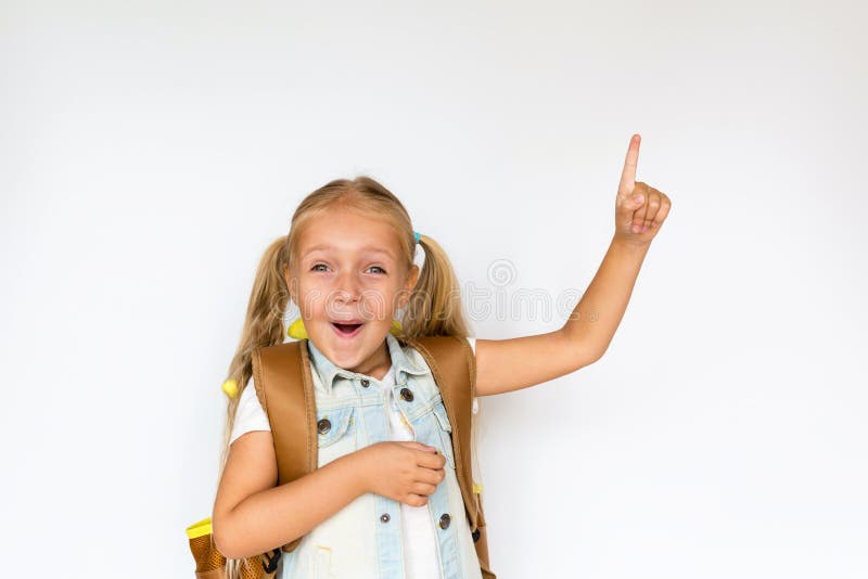 Popiera szko?a i szcz??liwy czas Śliczny dziecko z blondynka włosy na białym tle Dzieciak Z Plecakiem Dziewczyna przygotowywaj?ca obrazy royalty free Popiera szko?a i szcz??liwy czas Śliczny dziecko z blondynka włosy na białym tle Dzieciak Z Plecakiem Dziewczyna przygotowywaj?ca obrazy royalty free