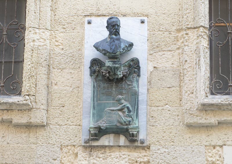 Popiersie Giovanni Bovio na outside ścianie w Lecka obrazy stock Popiersie Giovanni Bovio na outside ścianie w Lecka obrazy stock