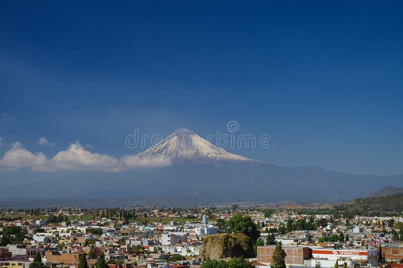 Popocatepetl Volcano Towering sopra la città di Puebla, Messico immagine stock Popocatepetl Volcano Towering sopra la città di Puebla, Messico immagine stock