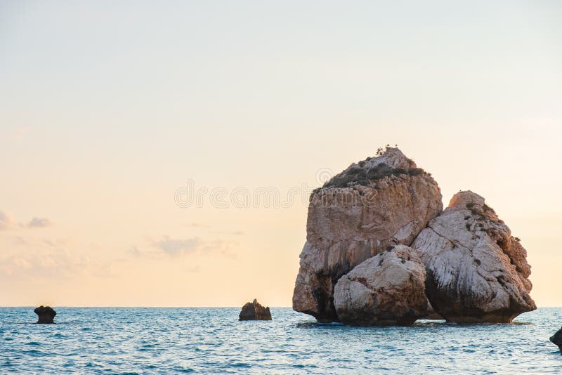 Popołudniowy widok seascape wokoło Petra tou Romiou, także znać jako Aphrodite miejsce narodzin w Paphos, Cypr zdjęcia stock Popołudniowy widok seascape wokoło Petra tou Romiou, także znać jako Aphrodite miejsce narodzin w Paphos, Cypr zdjęcia stock