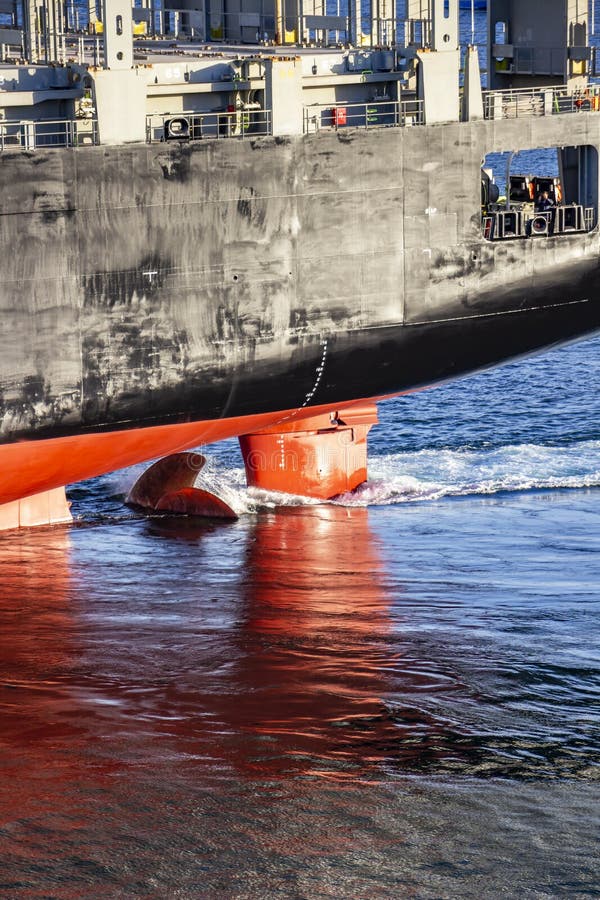Poppa della nave porta-container con il timone e l'elica al grande porto, Malta immagini stock libere da diritti Poppa della nave porta-container con il timone e l'elica al grande porto, Malta immagini stock libere da diritti