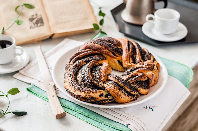 Poppy Seed Braided Babka Wreath Foto de archivo Imagen de amapola