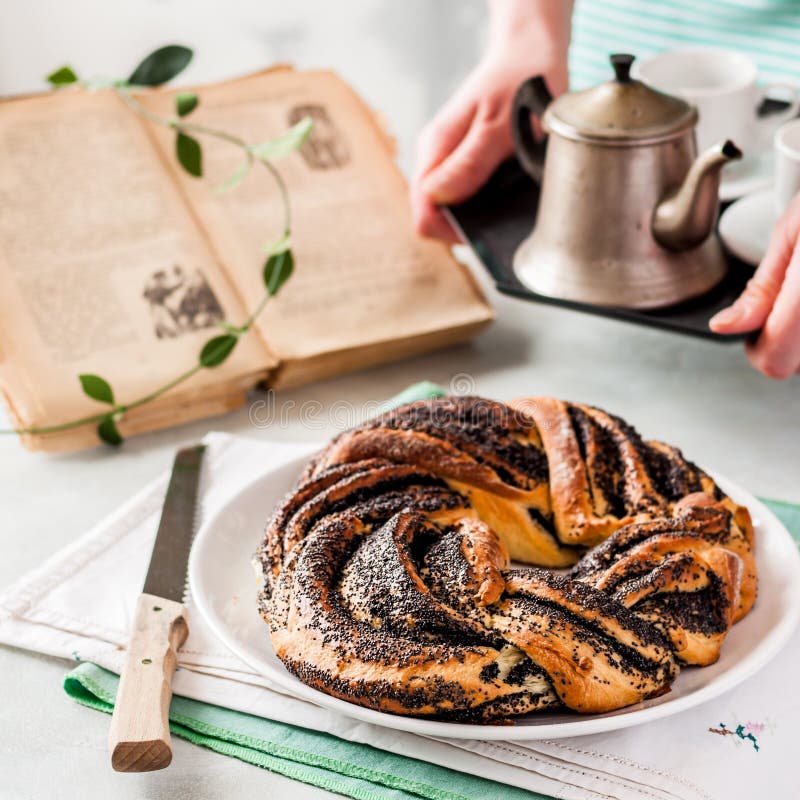 Poppy Seed Braided Babka Wreath Foto de archivo Imagen de gris