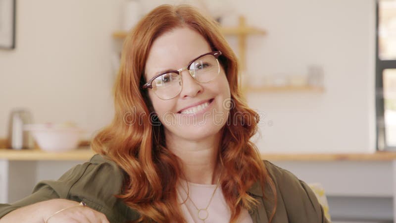 Poprtrait eyeglasses красивой зрелой женщины носят с широким оскалом видеоматериал