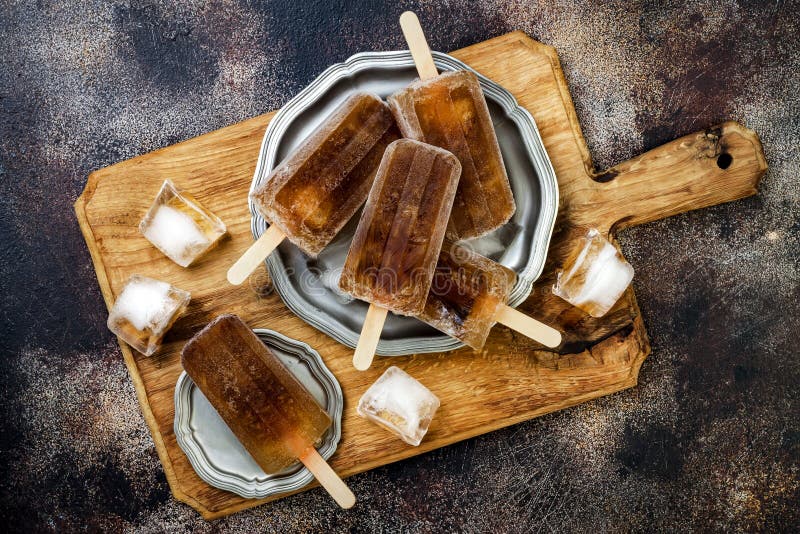 Popsicles рома и коктеиля кокса с соком лайма Paletas libre Кубы домодельные, который замерли спиртные - лед хлопает Надземное, п стоковые изображения Popsicles рома и коктеиля кокса с соком лайма Paletas libre Кубы домодельные, который замерли спиртные - лед хлопает Надземное, п стоковые изображения