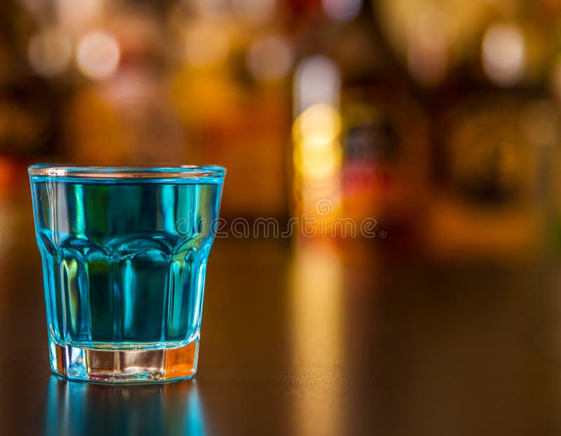 Populaire blauwe drank geschotene kamikaze op de achtergrond van barwi stock afbeelding Populaire blauwe drank geschotene kamikaze op de achtergrond van barwi stock afbeelding