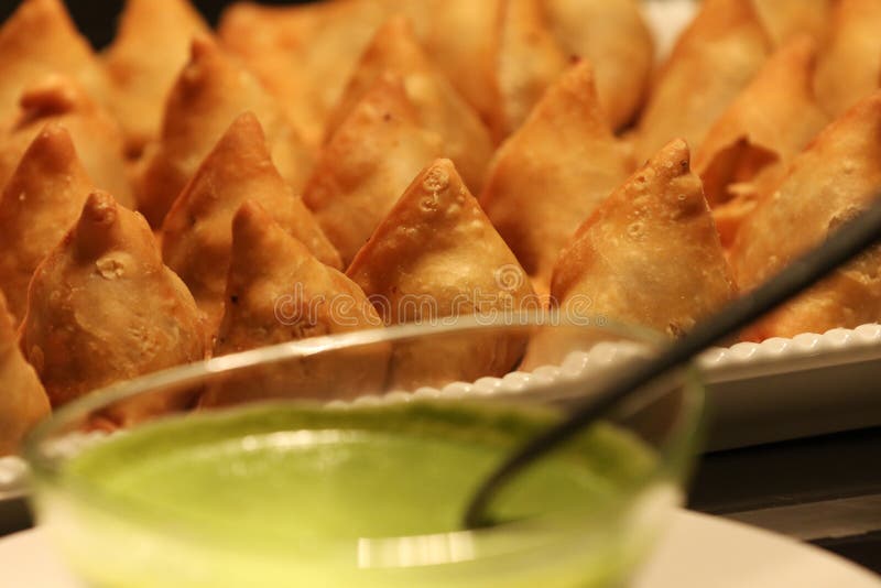 Populaire Indische Snack Samosa in een plaat royalty-vrije stock afbeeldingen Populaire Indische Snack Samosa in een plaat royalty-vrije stock afbeeldingen