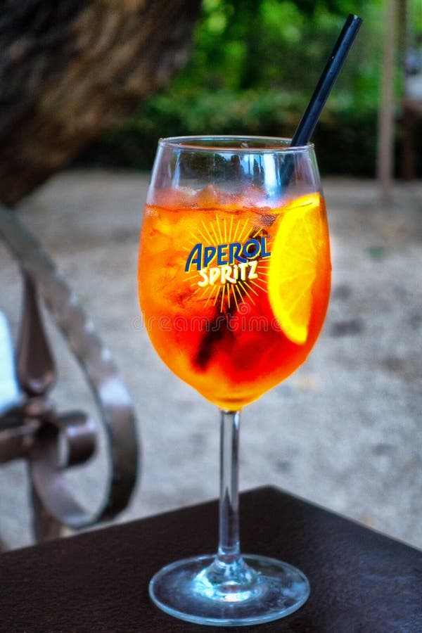 Populaire Verfrissende de Zomerdrank van Aperolspritz dicht omhoog stock fotografie Populaire Verfrissende de Zomerdrank van Aperolspritz dicht omhoog stock fotografie