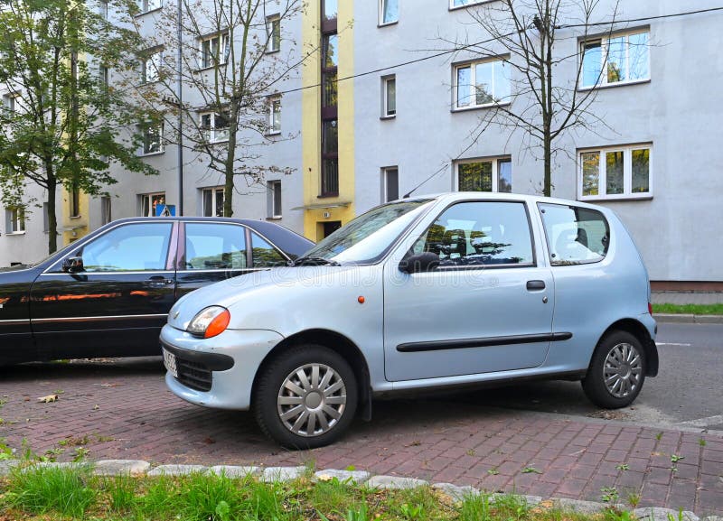 MONOPOLI, ITALY - MAY 29, 2017: Blue Fiat Seicento and Cinquecento - two  generations of small cars parked in Italy. There are 41 million motor  vehicle Stock Photo - Alamy