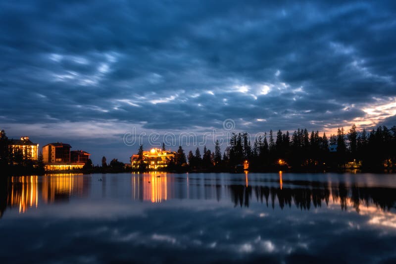 Krásná noční krajina, hory a voda, Štrbské pleso, Vysoké Tatry, Slovensko