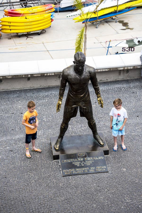 Populär staty av Cristiano Ronaldo, den internationella fotbollsspelaren, som var den bördiga madeiran royaltyfria bilder Populär staty av Cristiano Ronaldo, den internationella fotbollsspelaren, som var den bördiga madeiran royaltyfria bilder