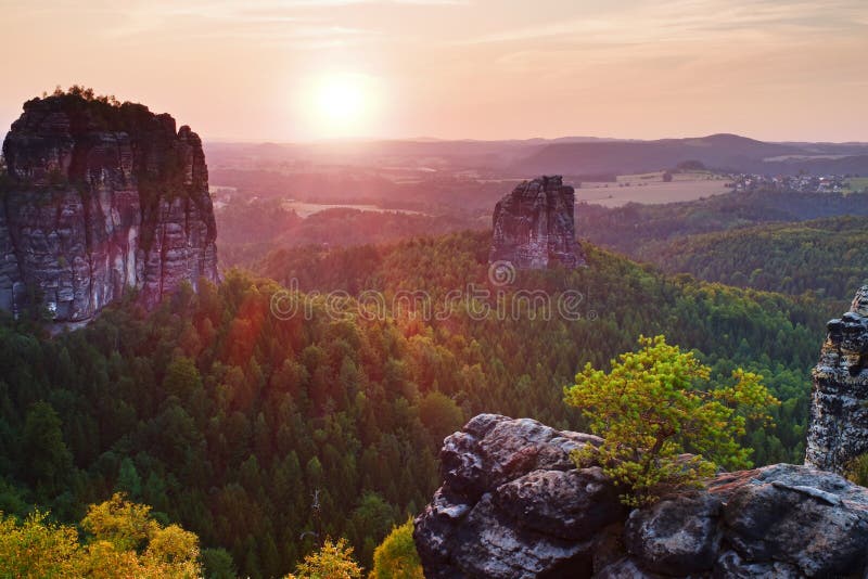Populäre Bergsteiger nehmen in Sachsen-Park, Deutschland Zuflucht Scharfe Sandsteinklippen über tiefem Tal lizenzfreies stockfoto Populäre Bergsteiger nehmen in Sachsen-Park, Deutschland Zuflucht Scharfe Sandsteinklippen über tiefem Tal lizenzfreies stockfoto